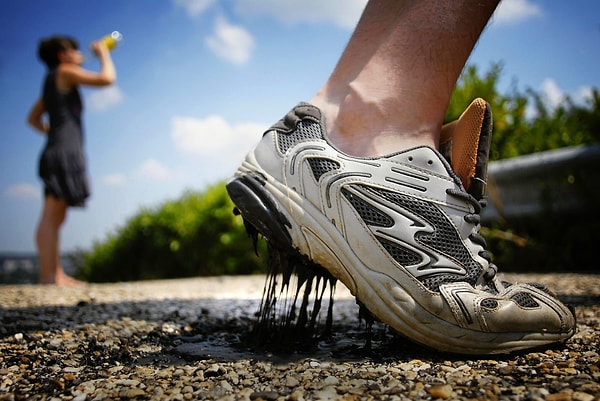 15. Плавящийся асфальт во французском городе Живор 23 июля 2006 года.