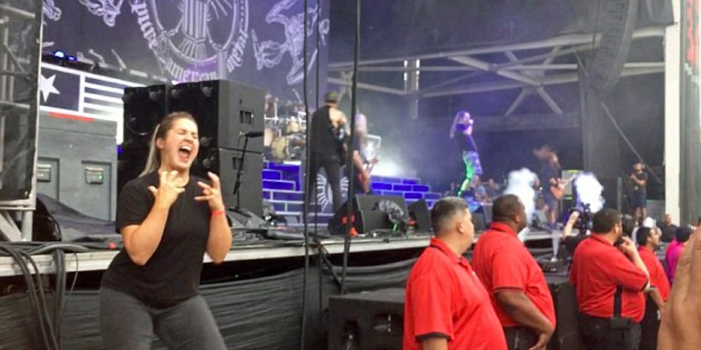 Девушка настолько эмоционально переводила на язык жестов песню метал-группы, что стала настоящей звездой