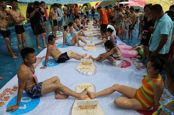 Çin'in güneybatı bölgesinde yer alan Çongçing adlı şehirde düzenlenen bu ilginç yarışmaya 7'den 70'e birçok insan katıldı.