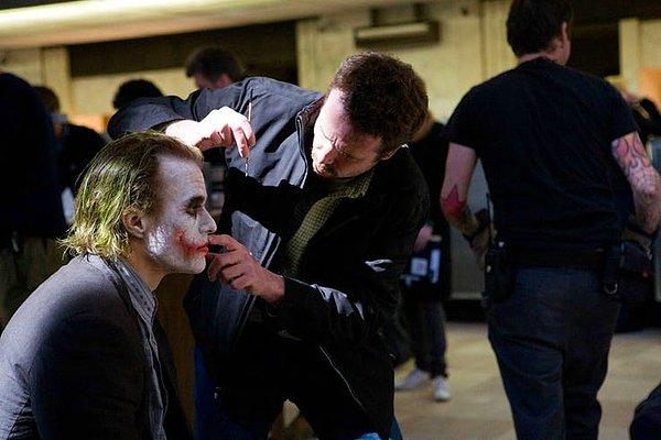 Ve elbette Heath Ledger'ın trajedisi... Çekimlerin ardından Manhattan'daki apartmanında ölü bulunan aktör klasikler arasına giren Joker performansıyla Oscar'a layık görülmüştü.