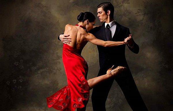 Tango günümüzde salon danslarının en başında gelen danslardan biri. Elit kesime hitap eden, karizmatik, zarif ve bir o kadar da kışkırtıcı.