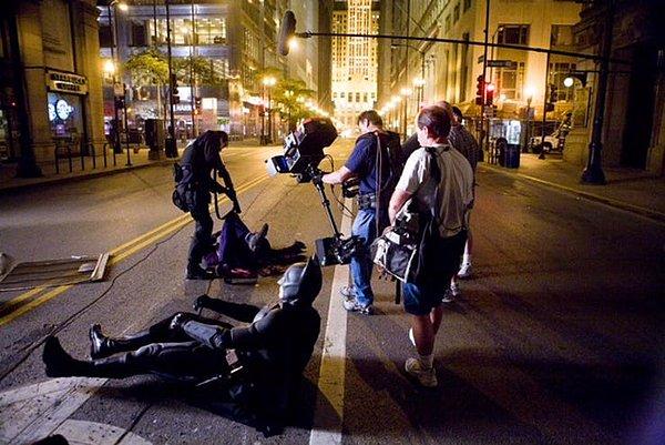 Joker'in tutuklandığı sahne. Set yerine bildiğimiz sokakta çekilmiş bir başka sahne.