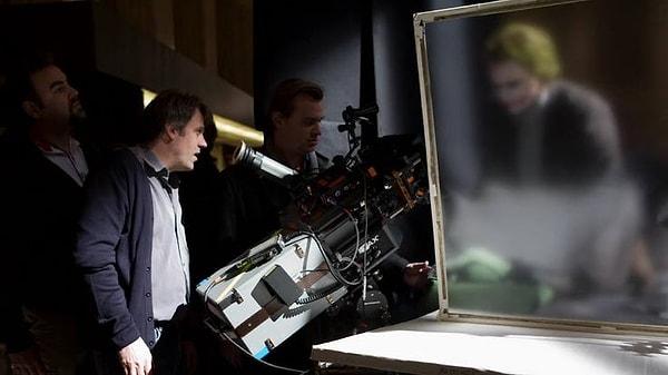 Bu da Joker'in ilk tanıtım fotoğrafı. Yıllar sonra beyaz perdede portrelenen Joker'in Nolan versiyonu epey merakla bekleniyordu.