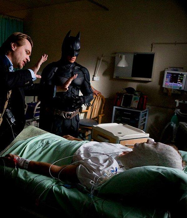 Nolan, Harvey Dent'in yüzünün olabildiğince gerçek görünmesini istediği için hastane sahnesini önce yüzünü bandajlayarak çekmiş.