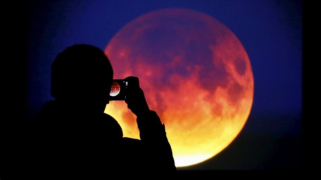 Ay neden kırmızı gözükecek?