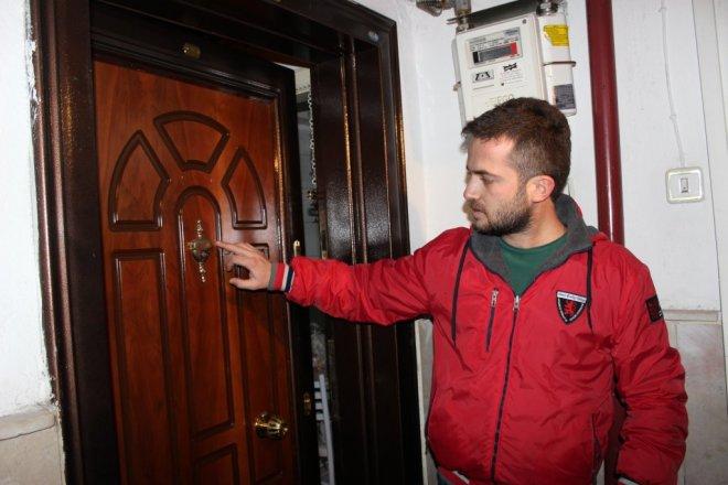 1. Ankara Yenimahalle'de çelik kapıları açamayan hırsızlar kapı tokmaklarını çaldı.
