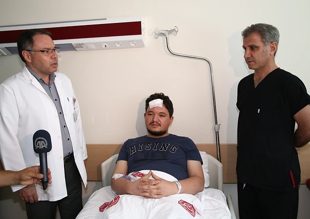 36 saat boyunca yoğun bakımda kaldığını söyleyen Yalçın, Sağlık Bakanı ile bütün meslektaşlarına teşekkür ettiğini söyledi.