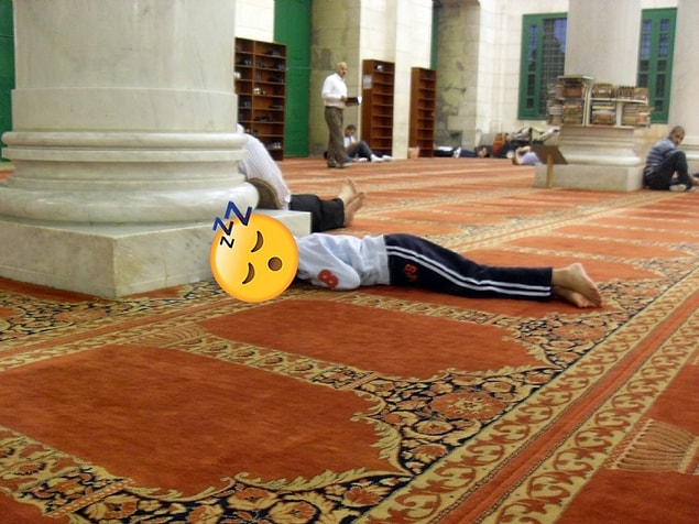 Bu esnada artık 5 vakit namaz kılmayı bırakmıştım. Düşüncelerim farklılaştığı için değil, gerçekten zor geldiği için kılmak istemiyordum.