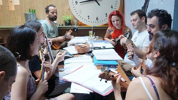 Gençler arasında hızla yayılan ukuleleyi öğrenmesi de çalması da pek kolay, pek keyifli...