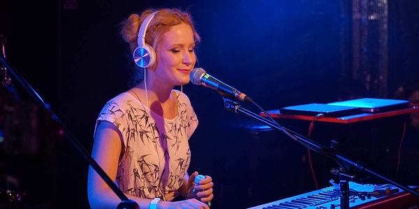 5. Монеточке такой поворот в интервью не понравился. Она сказала, что сравнение не очень хорошее. И Настя (Гречка) круче, чем Земфира. И вообще, Рамазанова — очень сложный, закрытый и непонятный человек.