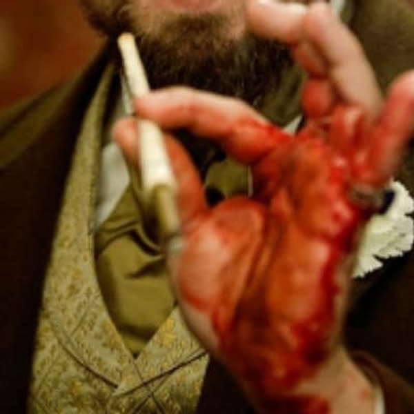 8. В «Джанго освобожденный» Лео Ди Каприо действительно случайно раздавил стакан в сцене с припадком ярости, а его рука начала кровоточить. Тарантино решил оставить момент в фильме.