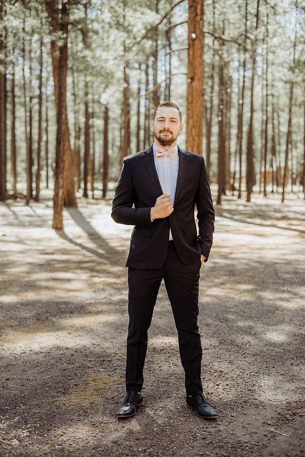 2. Но когда началась свадебная съемка, фотограф заметил, что жениха буквально трясет от нервов