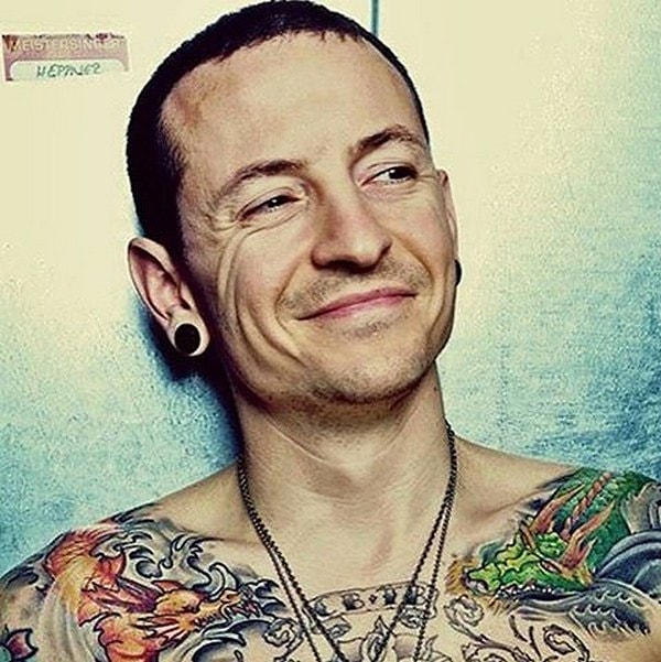 8. Чтобы побороть зависимость и хоть как-то заглушить эмоциональные травмы, Беннингтон начал сочинять стихи и заниматься музыкой.