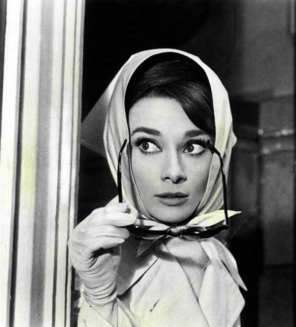 18. Audrey Hepburn de güzellik imzası olarak fularları pek çok formda kullandı...