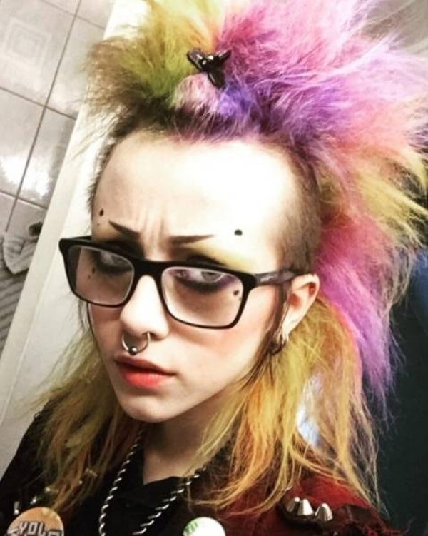 27. Когда не знаешь, в какой цвет перекраситься, и пробуешь все сразу