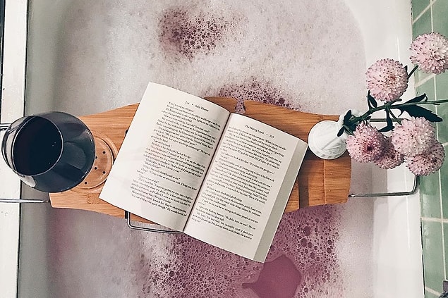 Bookstagram hesaplarını takip edin.