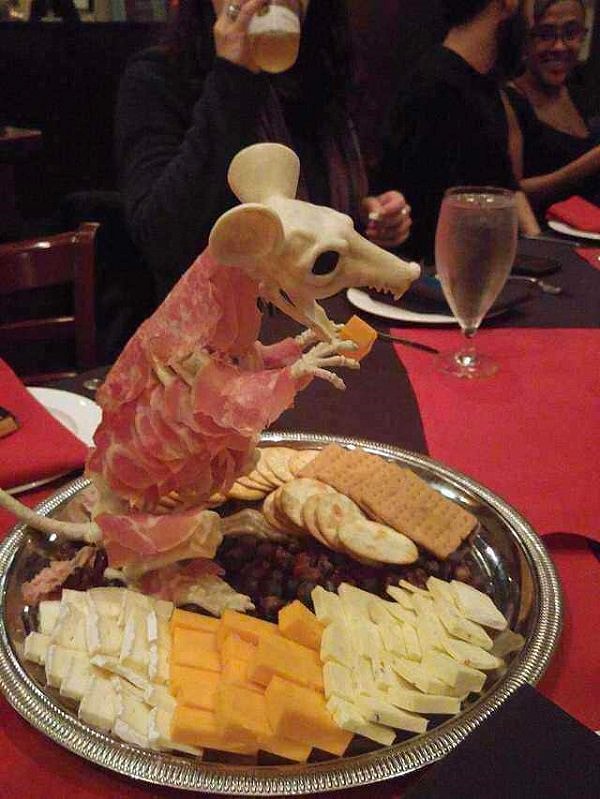 2. Хочется верить, что этот скелет ненастоящий...