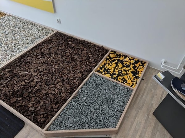 9. Специальное место в магазине обуви, где можно протестировать новые ботинки на разных поверхностях 👍