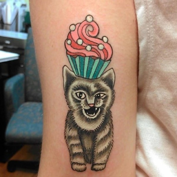 20. Непонятно только одно: что на голове кота делает капкейк?