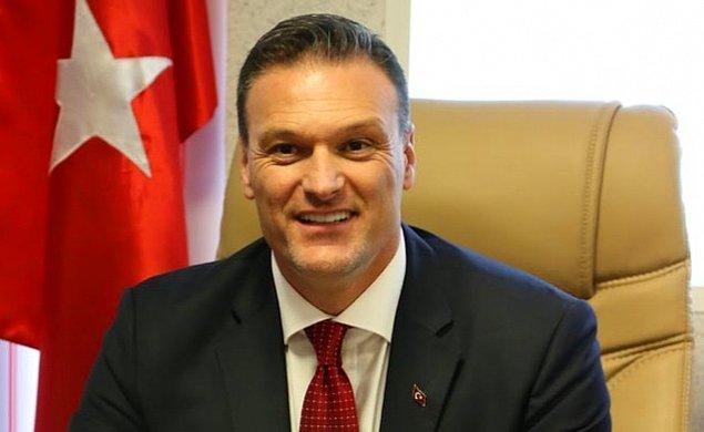 Eski milli sporcu Alpay Özalan kariyerini sona erdiren birçok sporcudan farklı olarak siyasete atıldı ve İzmir'den AKP milletvekili oldu.