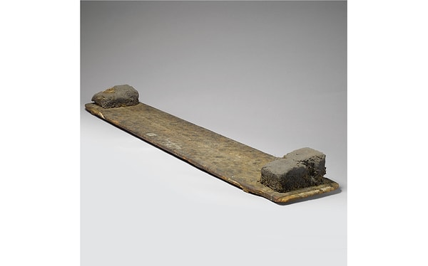 5. Именная доска с двумя комками земли, $421 тыс. Йозеф Бойс