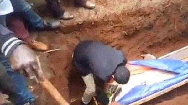 Görüntüleri sosyal medyada paylaşılan "ölü diriltme" seansında Getayawkal Ayele, cesedin üzerine oturarak "Belay, Uyan" diye bağırdı.