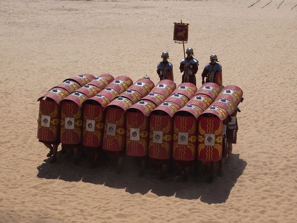 9. Какой из этих военных лидеров впервые после Рима объединил большинство стран Западной Европы?