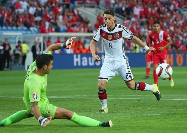 Tercihini Almanya milli takımından yana kullanan Özil, 2006–07 sezonu başında Almanya U-19 Milli Takımı’nda oynamaya başladı. 2007 yılında U21, 2009 yılında ise A Milli takıma kadar çıkmayı başardı.