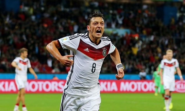 İlk A Milli maçını 11 Şubat 2009 tarihinde Norveç’e karşı oynayan Özil, uluslararası arenadaki asıl çıkışını ise 2010 FIFA Dünya Kupası’nda sergiledi. FIFA tarafından da Altın Top Ödülü’ne aday gösterildi.