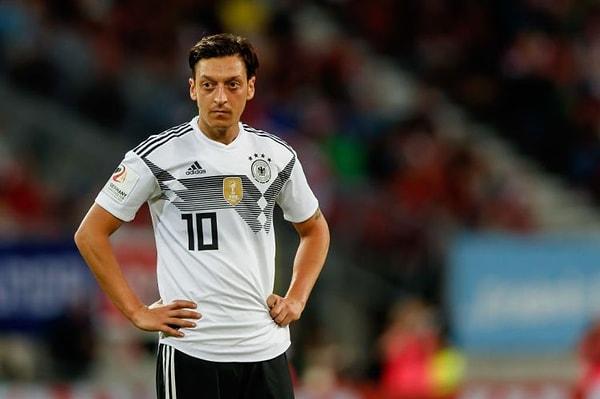 2018 Dünya Kupası'nda son olarak Güney Kore karşısında forma giyen 29 yaşındaki yıldız futbolcu Mesut Özil, Almanya milli takımı'nı bıraktığını açıkladı.