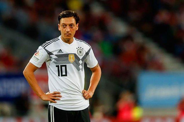 2018 Dünya Kupası'nda son olarak Güney Kore karşısında forma giyen 29 yaşındaki yıldız futbolcu Mesut Özil, Almanya milli takımı'nı bıraktığını açıkladı.