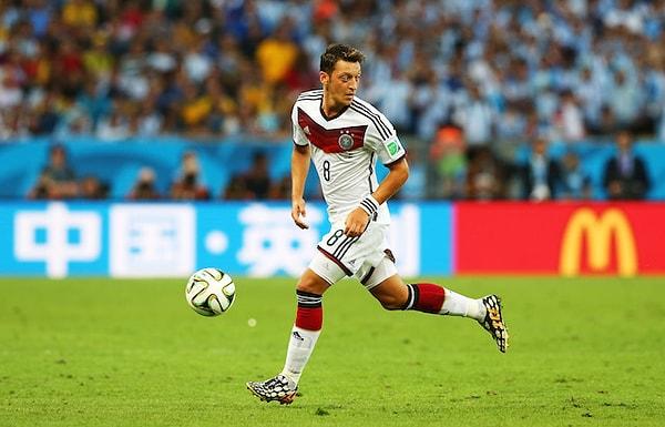 2018 Dünya Kupası'nda grup aşamasında turnuvaya veda eden Almanya Milli Takımı'nda elenmenin faturası da Mesut Özil'e kesildi. Almanya Futbol Federasyonu ise olayı yönetememekten dolayı tepki gördü.