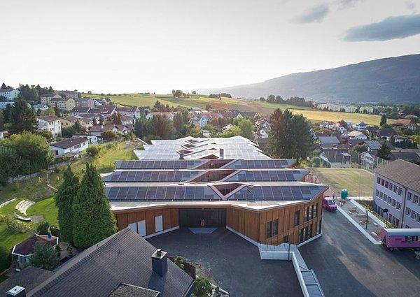 4. İsviçre'de inşa edilen okul güneş enerjisiyle kendi ve çevresindeki evlerin enerjisini üretiyor.