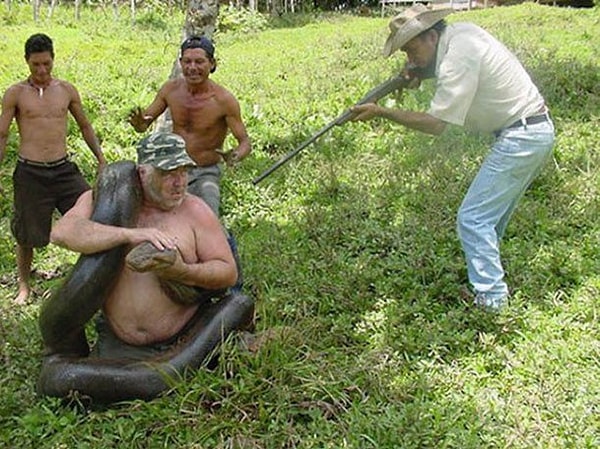 21. Кого они поймали: упитанного мужичка или питона? 😂