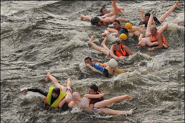 4. Сплав на резиновых женщинах