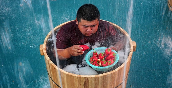 8. Соревнования по поеданию перца чили в ледяной воде