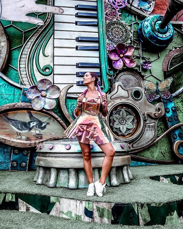 11. Как и латекс, пвх смотрится немного вызывающе для повседневной носки, но идеально подходит для фестивалей.