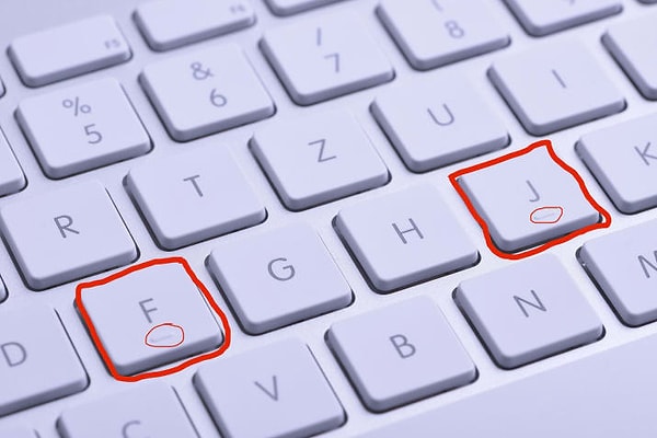 6. Для чего нужны выступы на клавишах F и J?