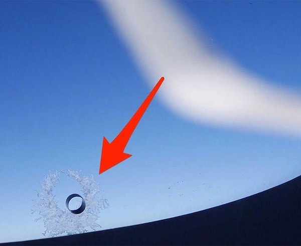 10. Для чего нужно отверстие в иллюминаторе?