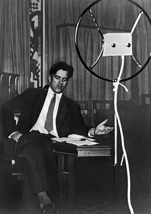 9. Я сразу смазал карту будня, плеснувши краску из стакана; я показал на блюде студня косые скулы океана. На чешуе жестяной рыбы прочел я зовы новых губ. А вы ноктюрн сыграть могли бы на флейте водосточных труб?