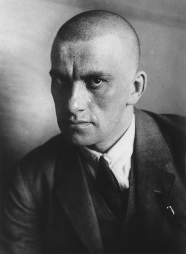 К сожалению, по-русски он не говорит и знает только пару слов на этом языке.