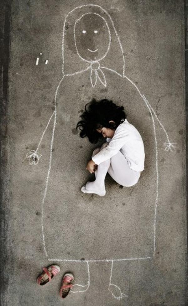 15. Ailesi öldüğü için tebeşirle kendisine bir anne çizip üzerinde uyuyan Iraklı çocuğun fotoğrafını hepiniz görmüşsünüzdür.