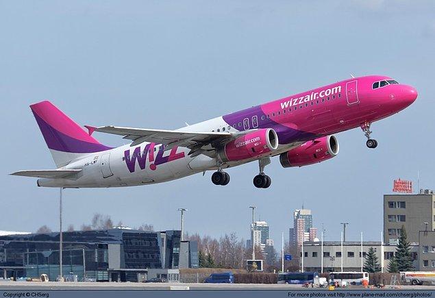 Londra'dan Varşova'ya uçan yolcu uçağında herkesi şok eden bir olaya imza atıldı.