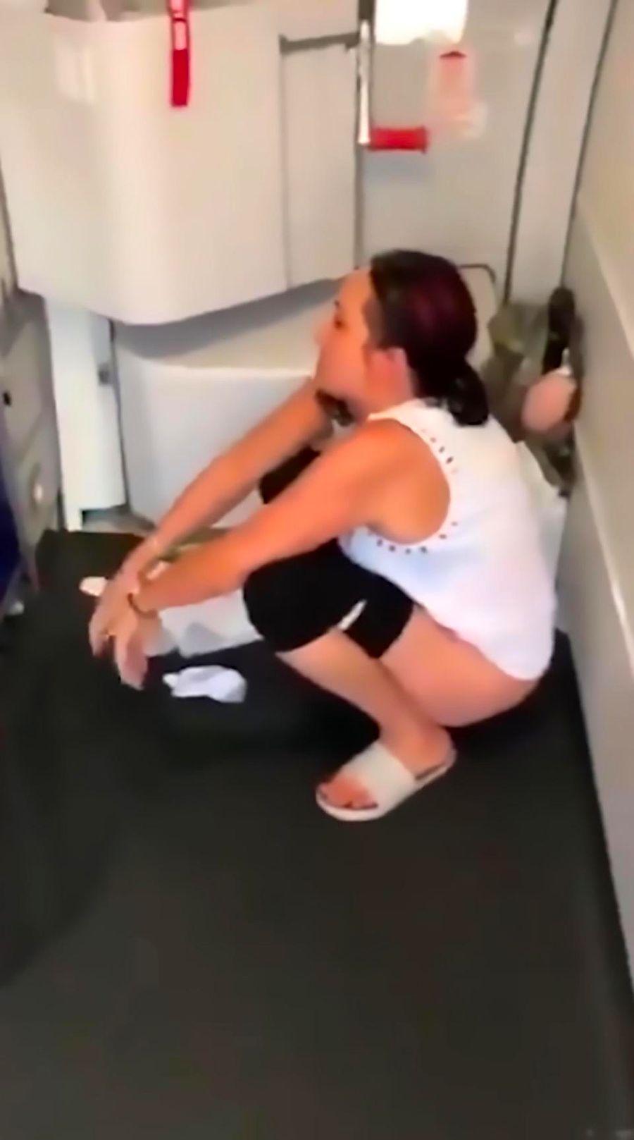 Девушка в туалете самолета