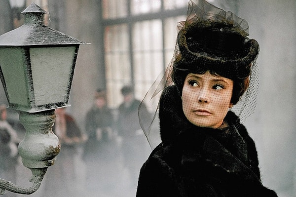 1. Сколько примерно лет было Анне Карениной в начале знаменитого одноименного романа Льва Толстого?