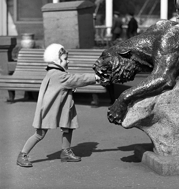 3. "Маленькая девочка и пантера"