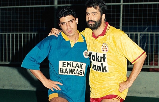 7. Aslında araları Mahsun Kırmızıgül yüzünden bozulmuştu. Onlar kardeş gibi birbirlerine sarılmış, birbirlerinin ününe ün katmışlardı.