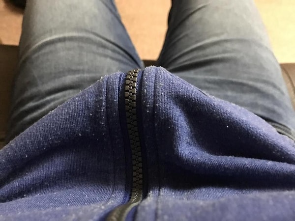 9. Когда надеваешь толстовку, садишься, и она тут же делает вот так: