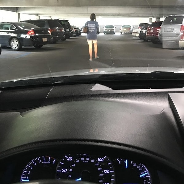 19. Вот такие пешеходы тоже не укрепляют нервы. Ну отойди ты с дороги!