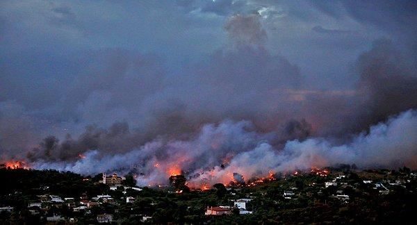 Yangına müdahale için tüm acil yardım ekiplerinin sevk edildiğini söyleyen Çipras, "Attika'nın hem doğusunda hem batısında aynı anda çıkan yangınlar kuşku uyandırıyor" dedi.